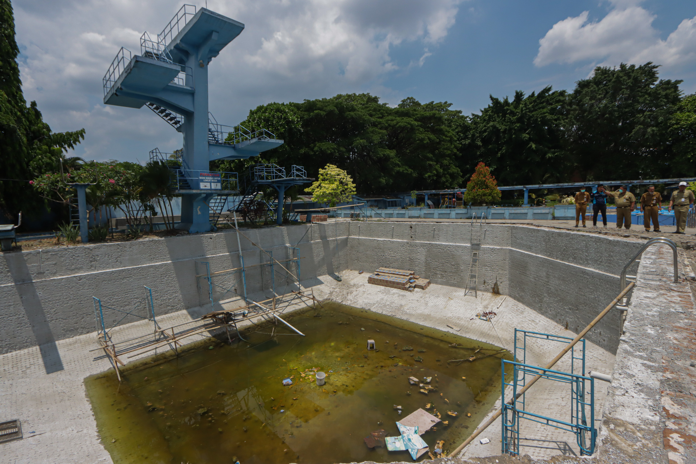 Pemkot meninjau revitalisasi Kolam Renang Tirtomoyo, kemarin.