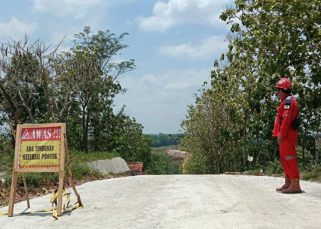 Jalur alternatif Gayamdompo, Kecamatan Karanganyar menuju Training Center NPC di Kelurahan Delingan, Kecamatan Karanganyar. (Rudi Hartono/Radar Solo)