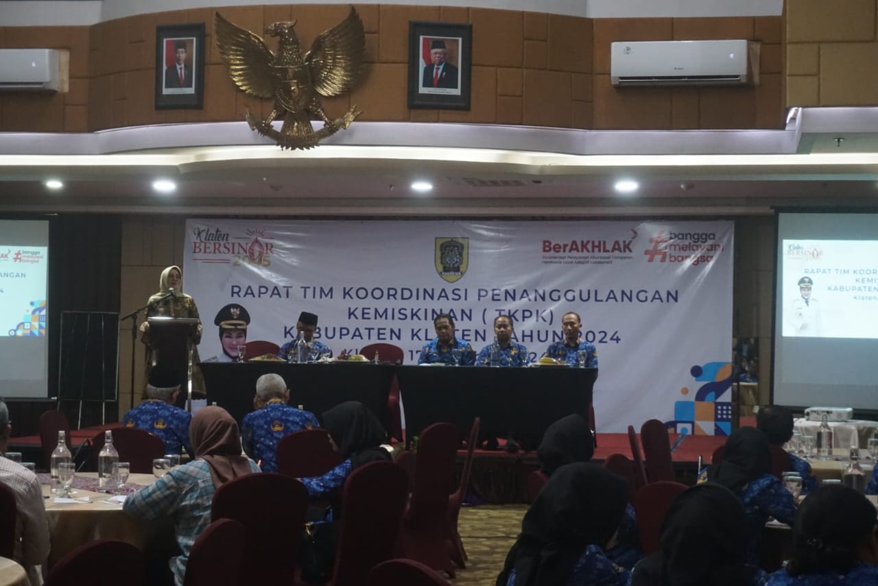 Bupati Klaten Sri Mulyani memimpin rapat koordinasi penanggulangan kemiskinan. (Angga Purenda/Radar Solo)