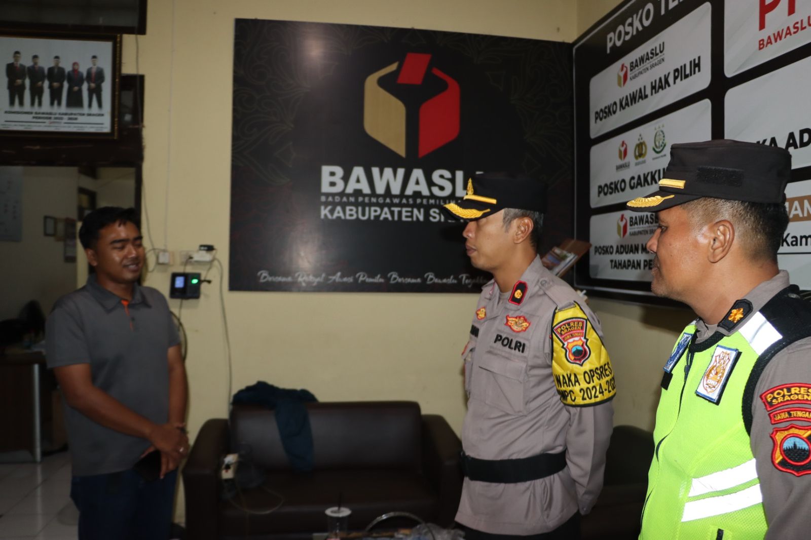 Personel Polres Sragen patroli ke kantor Bawaslu Sragen. (Ahmad Khairudin/Radar Solo)