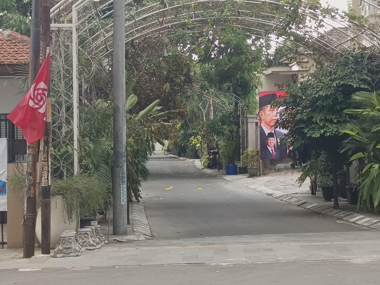 Jalan Kutai Utara, gang menuju rumah Jokowi di Kelurahan Sumber, Kecamatan Banjarsari, Kota Solo tampak lengang, Senin (21/10/2024).