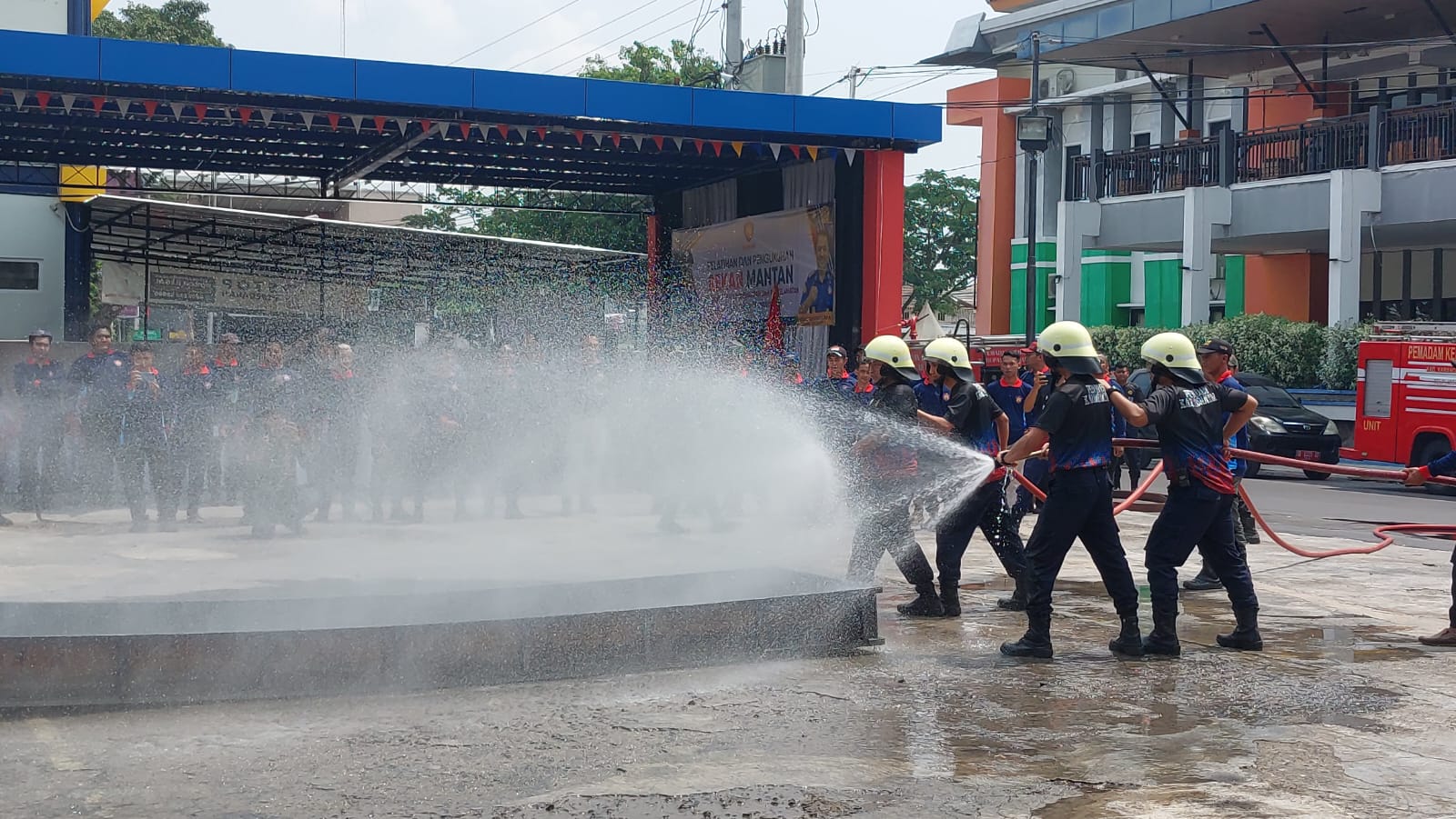 Relawan kebakaran dan penyelamatan menjajal alat pemadam kebakaran di Satpol PP dan Damkar Karanganyar, Sabtu (19/10/2024). (Rudi Hartono/Radar Solo)