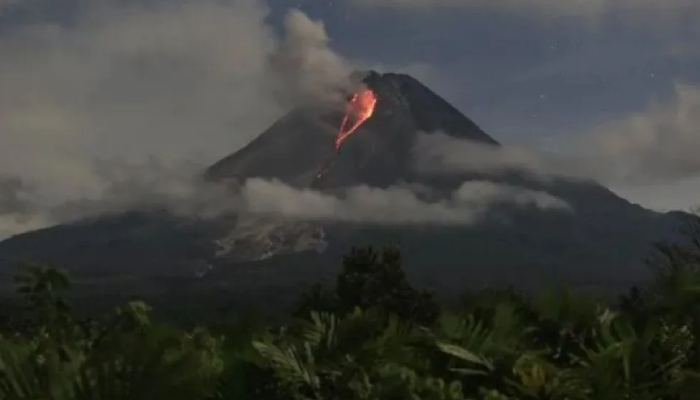 Ilustrasi guguran lava pijar Gunung Merapi terlihat dari Turi, Sleman, DIY.
