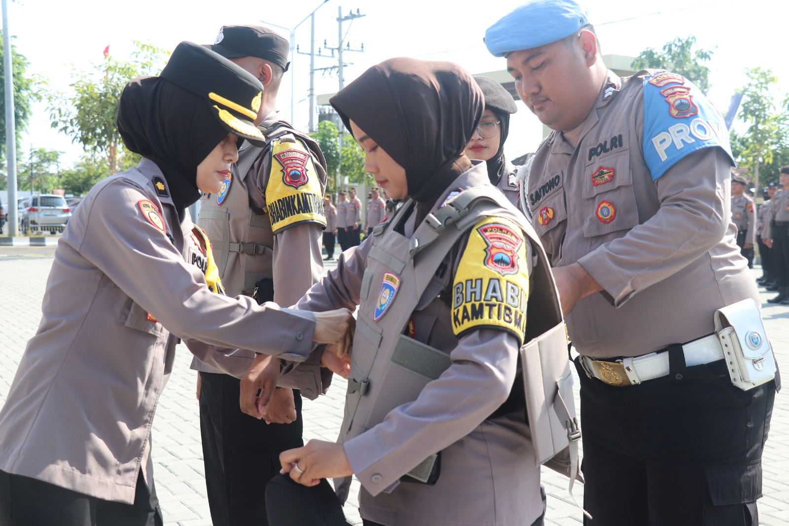 Kabag SDM Kompol Triswanti mewakili Kapolres Sukoharjo AKBP Sigit memasangkan rompi antisayat kepada personel Bhabinkamtibmas, Senin (21/10/2024).