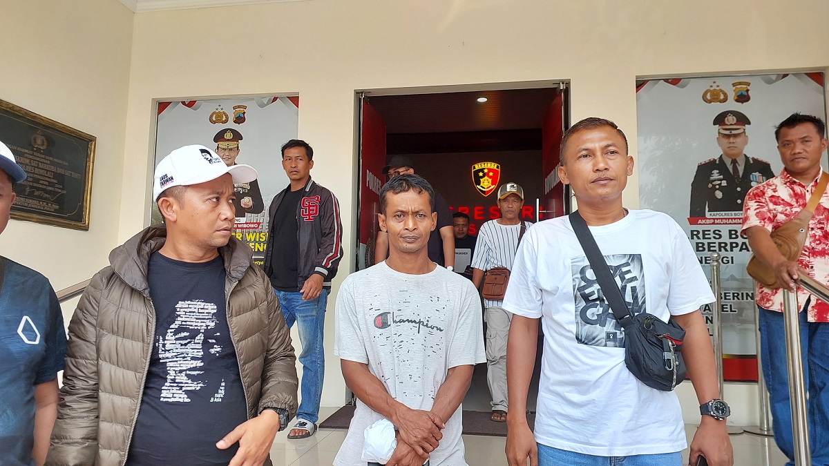 Hartoyo alias Yoyok, 40, (tengah) warga Dusun Jajar , Desa Kuwiran, Kecamatan Banyudono, Boyolali laporkan kasus penganiayaan yang menimpa dirinya ke Polres Boyolali, Selasa (22/10/2024).