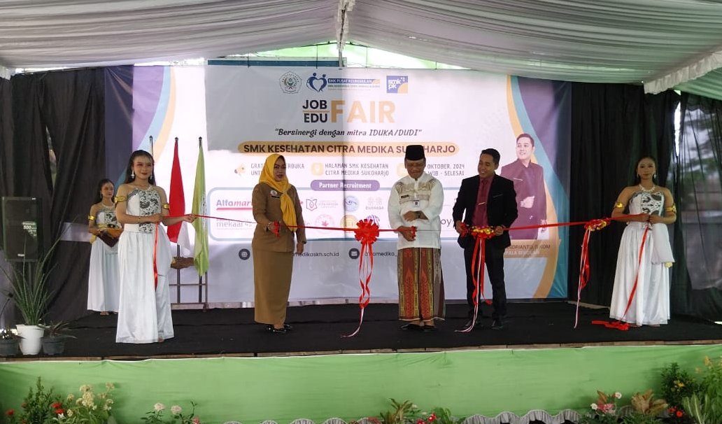 Pembukaan job fair yang digelar di halaman SMK Kesehatan Citra Medika Sukoharjo, Selasa (22/10).