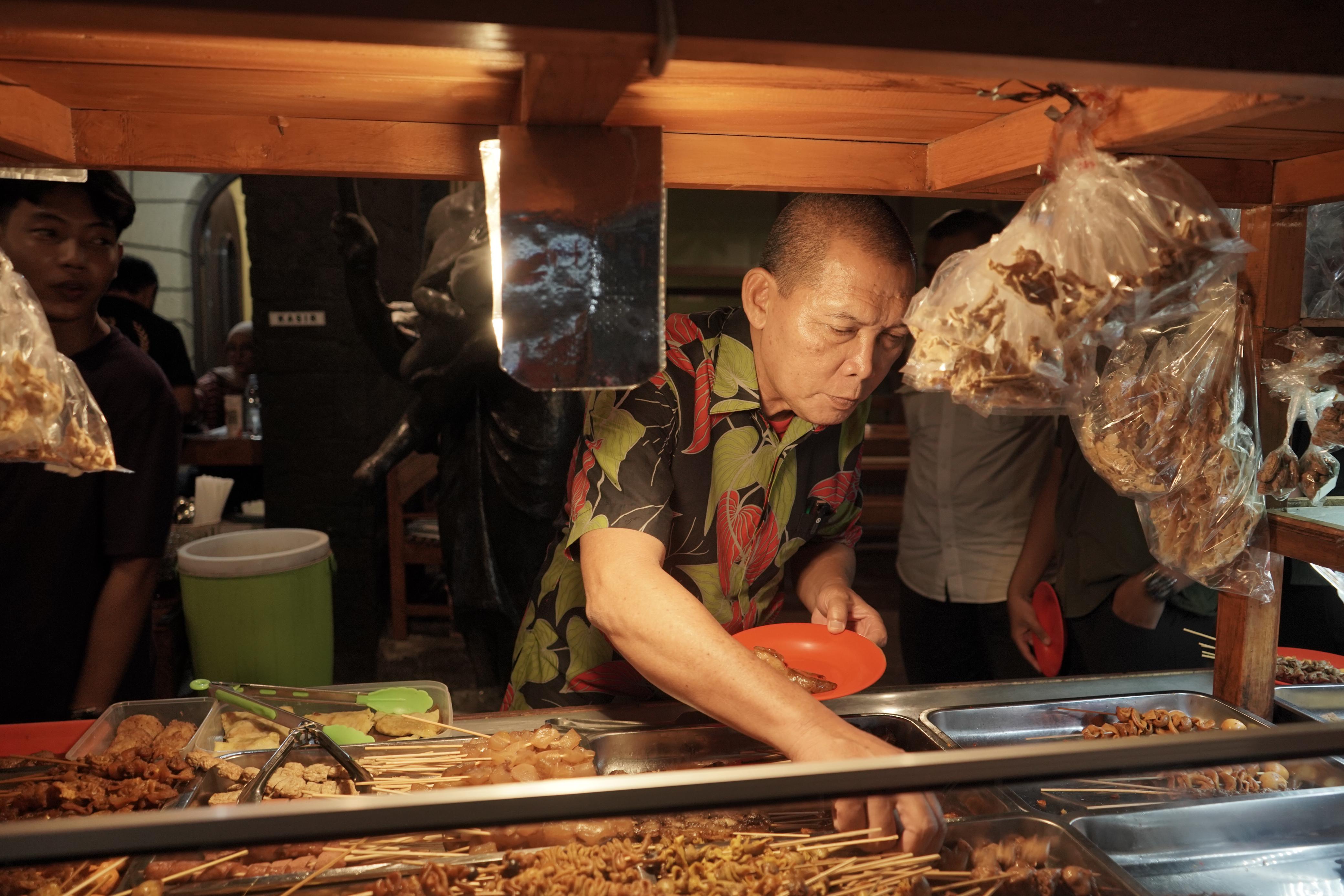 Teguh Prakosa saat kuliner di Wedangan LekMan Pajang, Solo, Senin (22/10/2024).