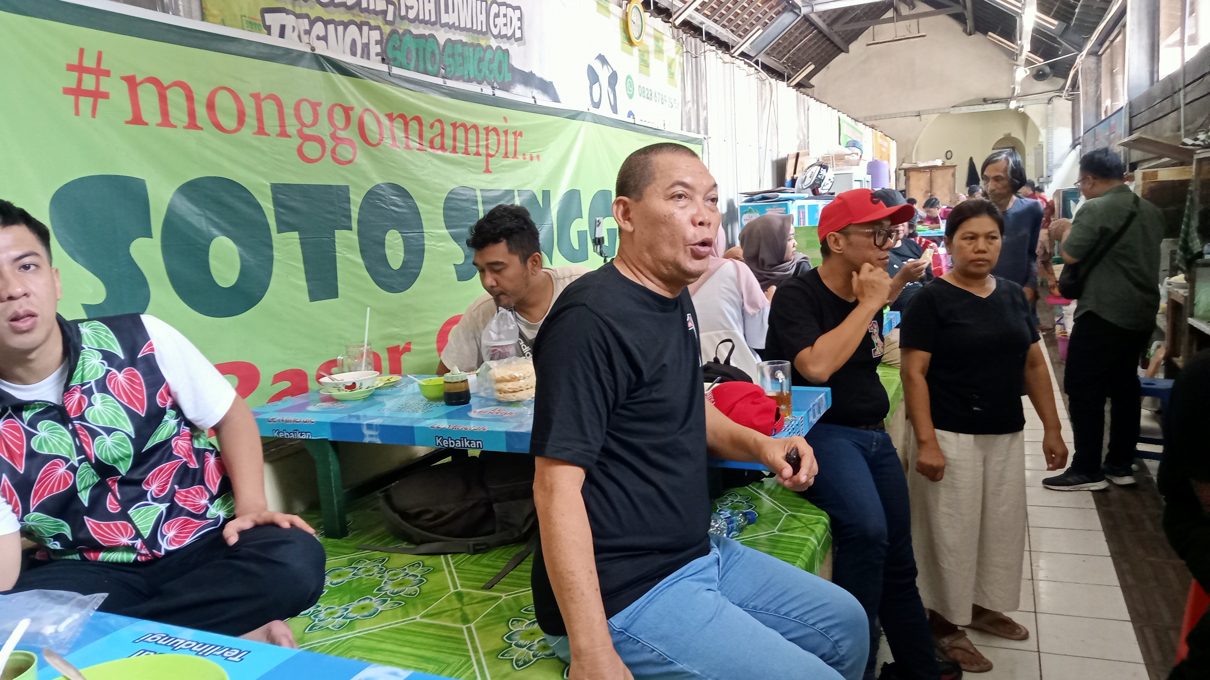 Teguh Prakosa dan Bambang Nugroho saat berkunjung ke warung makan Soto Senggol di Pasar Gede, Selasa (22/10/2024).
