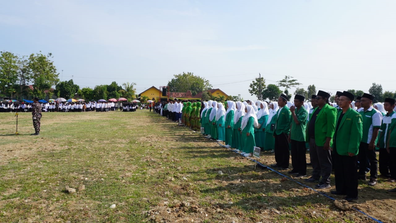 Apel akbar peringatan Hari Santri Nasional di Lapangan Desa Pantirejo, Sukodono, Sragen pada Selasa (22/10/2024). (Ahmad Khairudin/Radar Solo)