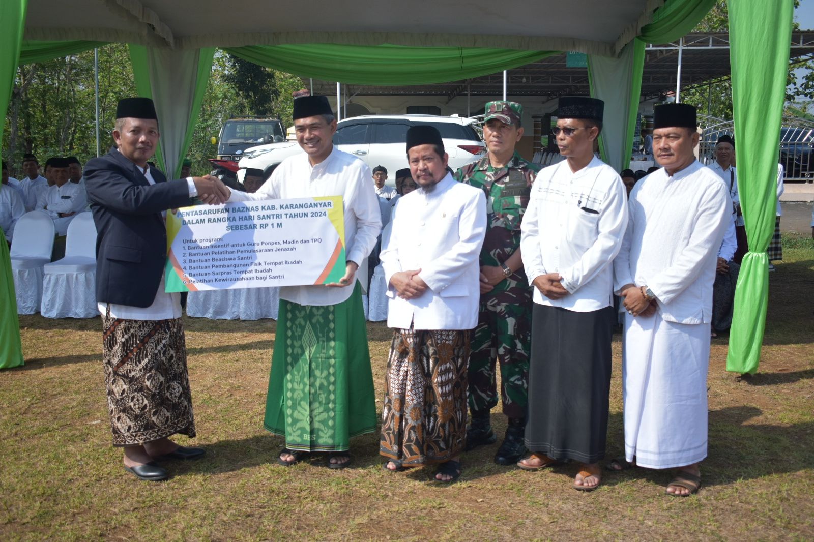 Pemkab Karanganyar menyalurkan insentif di Hari Santri Nasional.  (Rudi Hartono/Radar Solo)