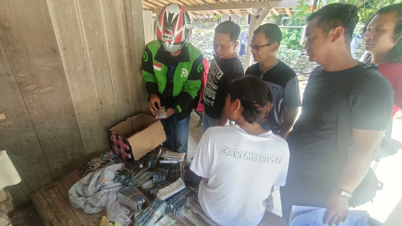 Polres Sragen mengecek paket mencurigakan berisi pil koplo di Sukodono, Senin (21/10/2024). (Ahmad Khairudin/Radar Solo)