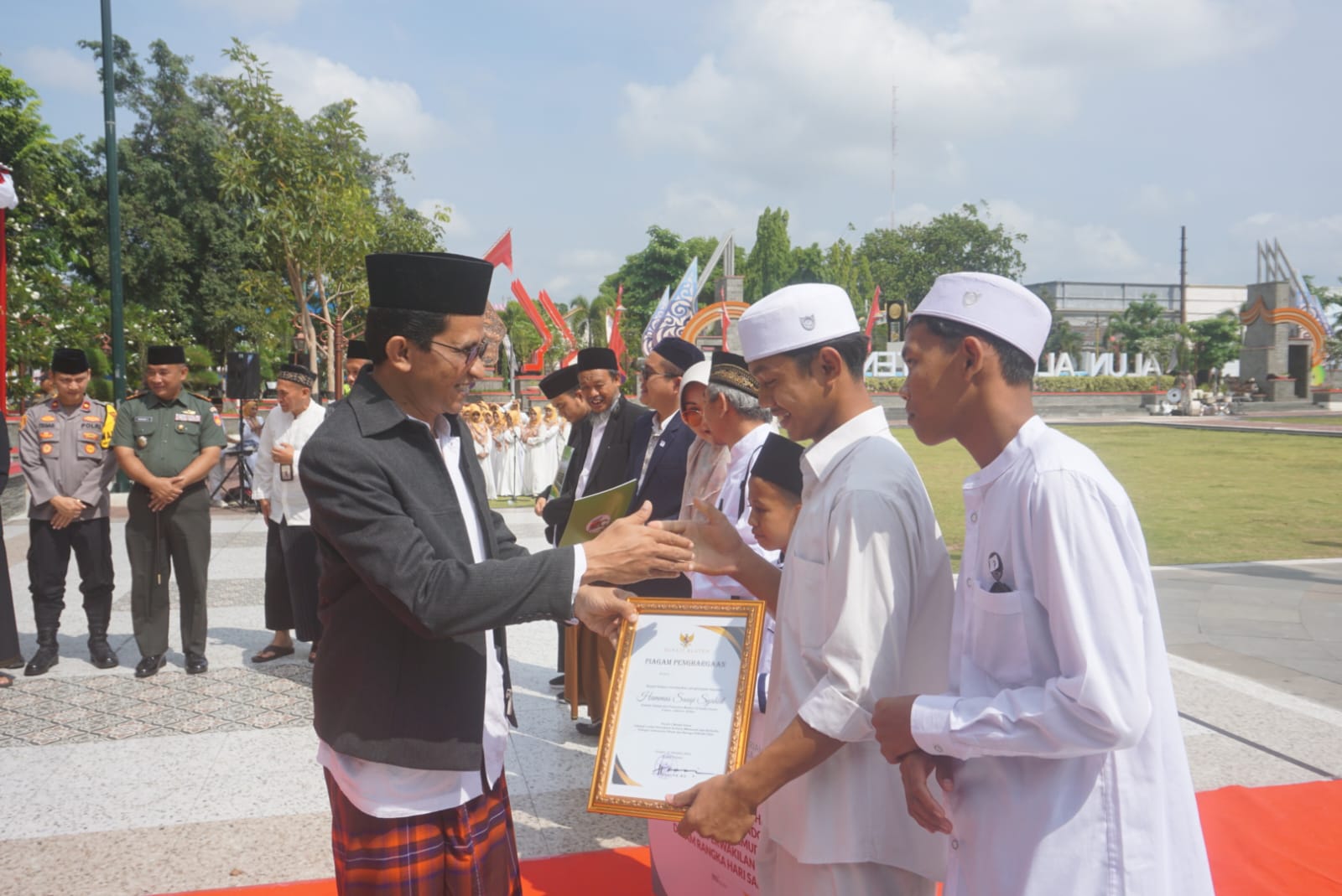 Penyerahan penghargaan kepada santri berprestasi di Hari Santri Nasional di Alun-Alun Klaten, Selasa (22/10/2024). (Angga Purenda/Radar Solo)