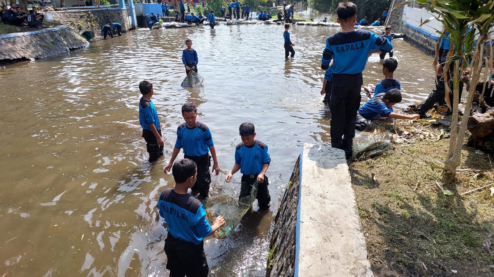 Para santri bersihkan Sungai Pengging Boyolali peringati Hari Santri Nasional 2024, Selasa (22/10/2024).