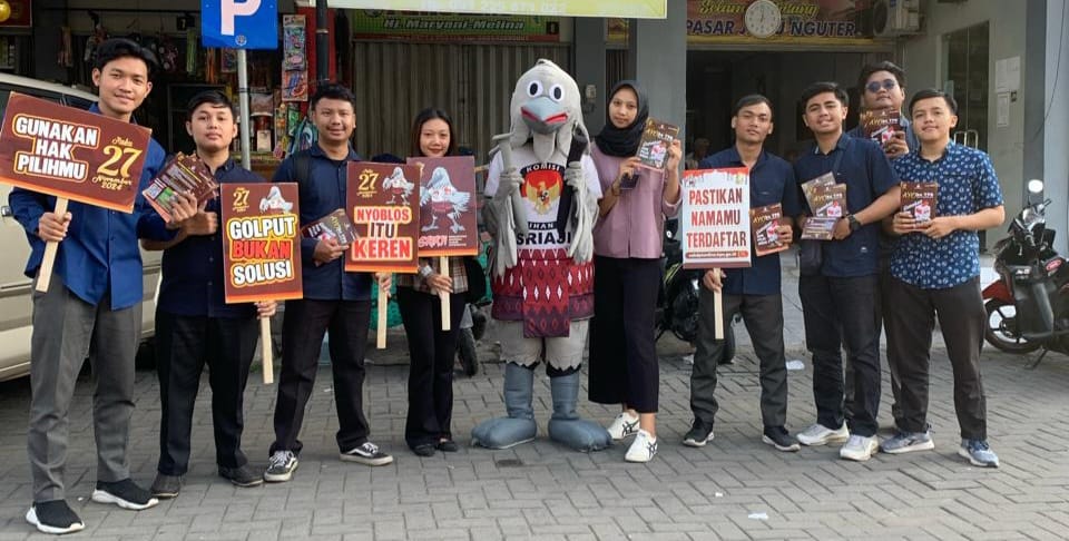 Sri Aji, maskot Pilkada Sukoharjo 2024 bersama tim KPU Sukoharjo beraksi di sejumlah pasar tradisional, Selasa (22/10/2024).