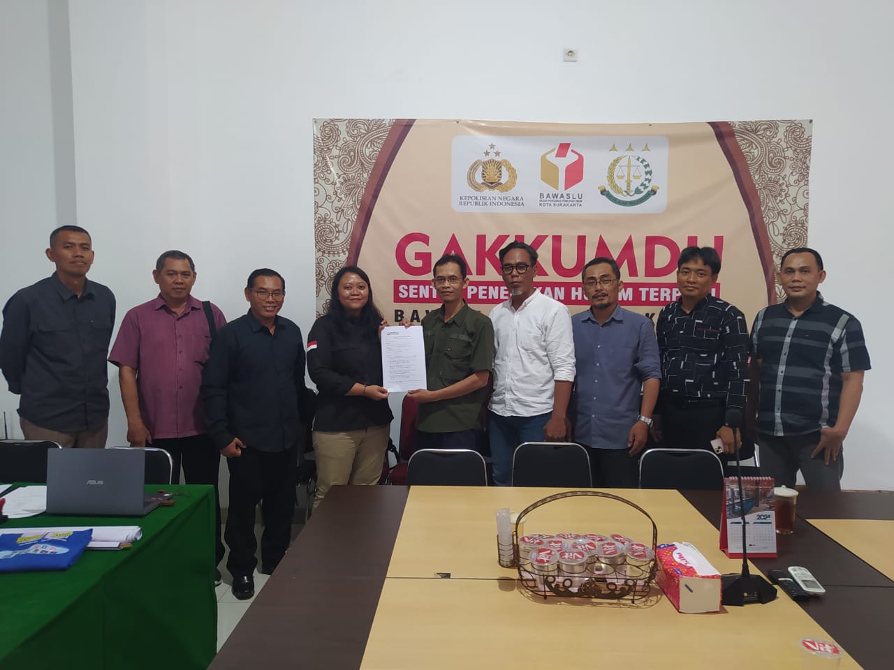 Pengurus Partai Bulan Bintang Solo melapor ke Bawaslu Solo terkait pemasangan logo parpolnya di APK lawan politik, Selasa (22/10/2024).