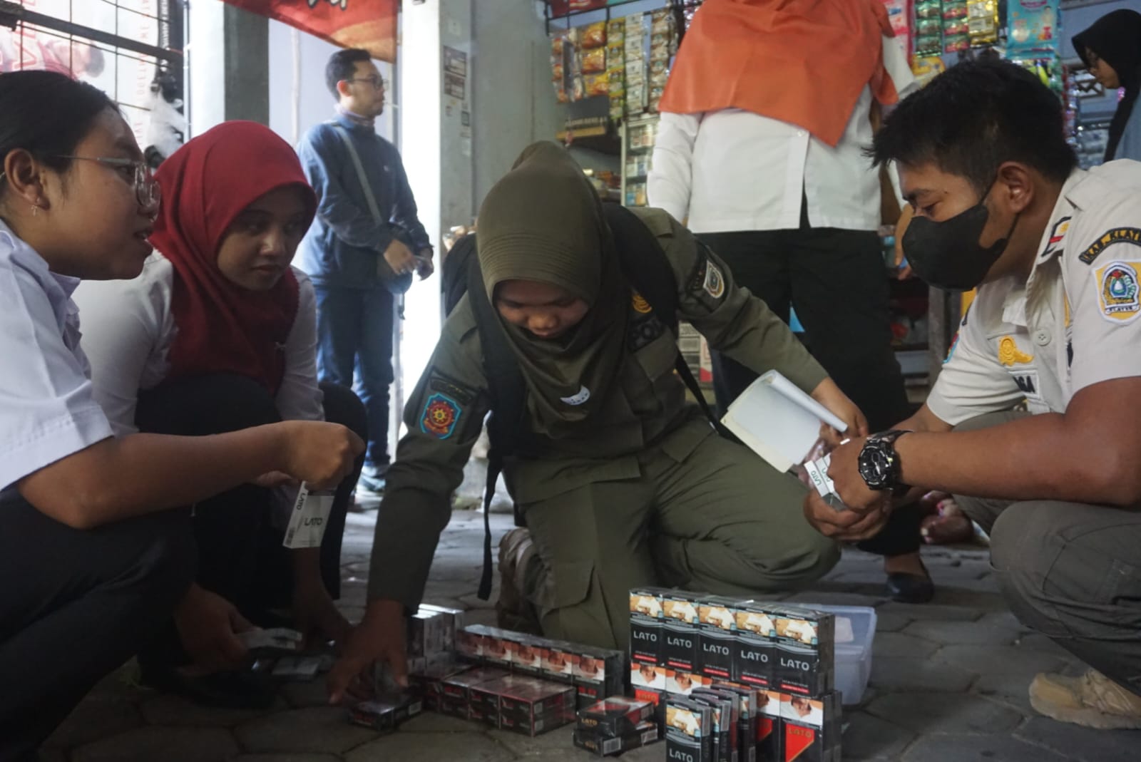 Tim Operasi Pemberantasan Barang Kena Cukai Ilegal Kabupaten Klaten saat melaksanakan operasi rokok ilegal di Kecamatan Klaten Tengah, Klaten.&nbsp;