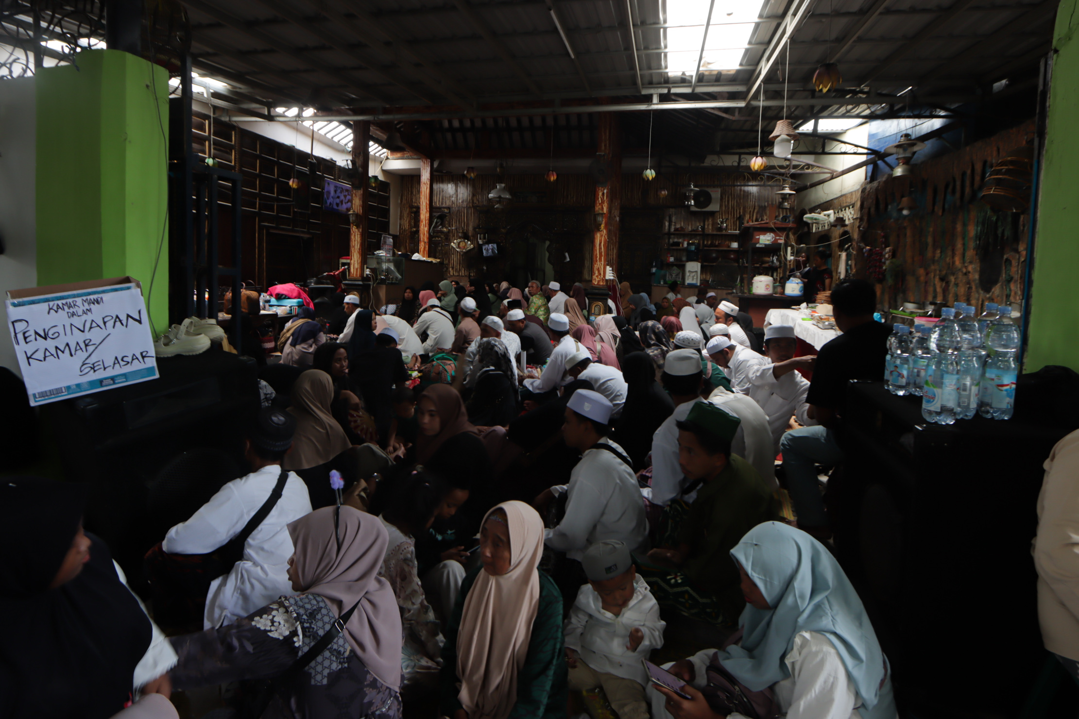 Rumah warga di sekitar lokasi haul Habib Ali di Solo digunakan untuk menginap jemaah. (M Ihsan/Radar Solo)