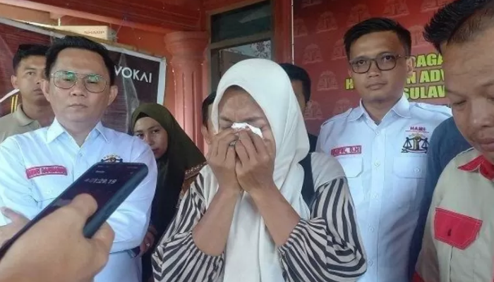 Supriyani, guru SDN di Baito tak kuasa menahan tangis saat penangguhan penahanannya dikabulkan Pengadilan Negeri Andoolo.