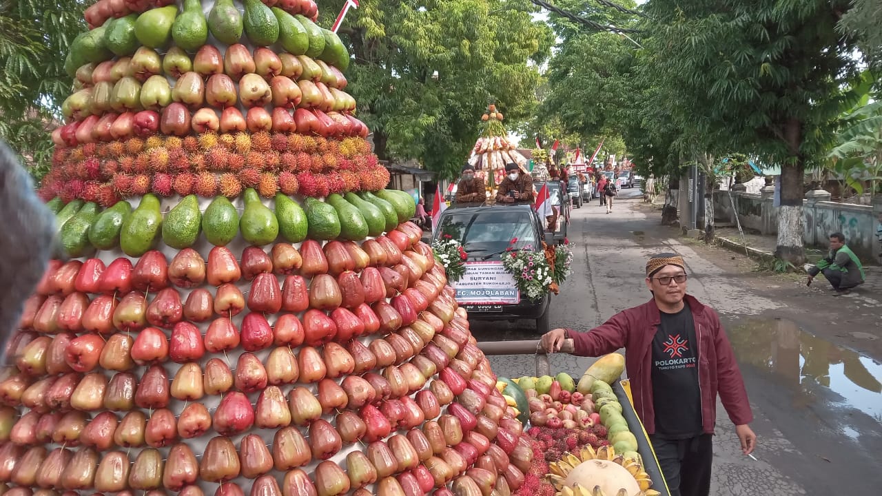 Ilustrasi Camat Polokarto bersama gunungan buah hadir dalam seremoni pembukaan Taman Budaya Suryani Sukoharjo, tahun lalu.