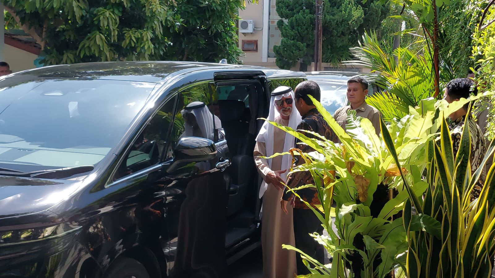 Jokowi menjamu perwakilan negara Uni Emirat Arab (UEA) di rumah pribadinya di Kelurahan Sumber, Banjarsari, Kota Solo, Rabu (23/10/2024).