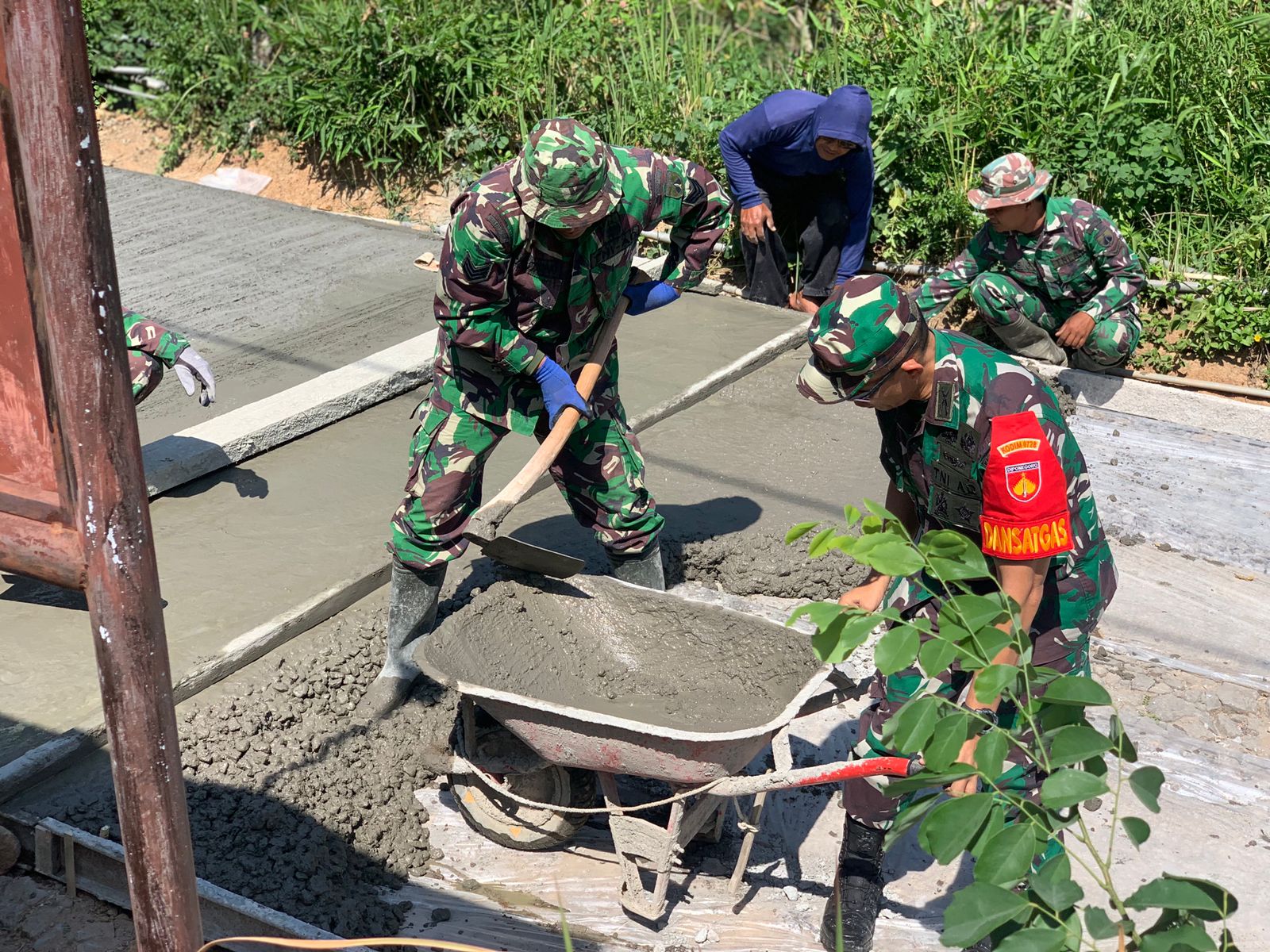 Dandim 0728/Wonogiri Letkol Inf Edi Ristriyono ikut turun dalam program TMMD di Desa Kembang, Kecamatan Jatipurno, Wonogiri belum lama ini.