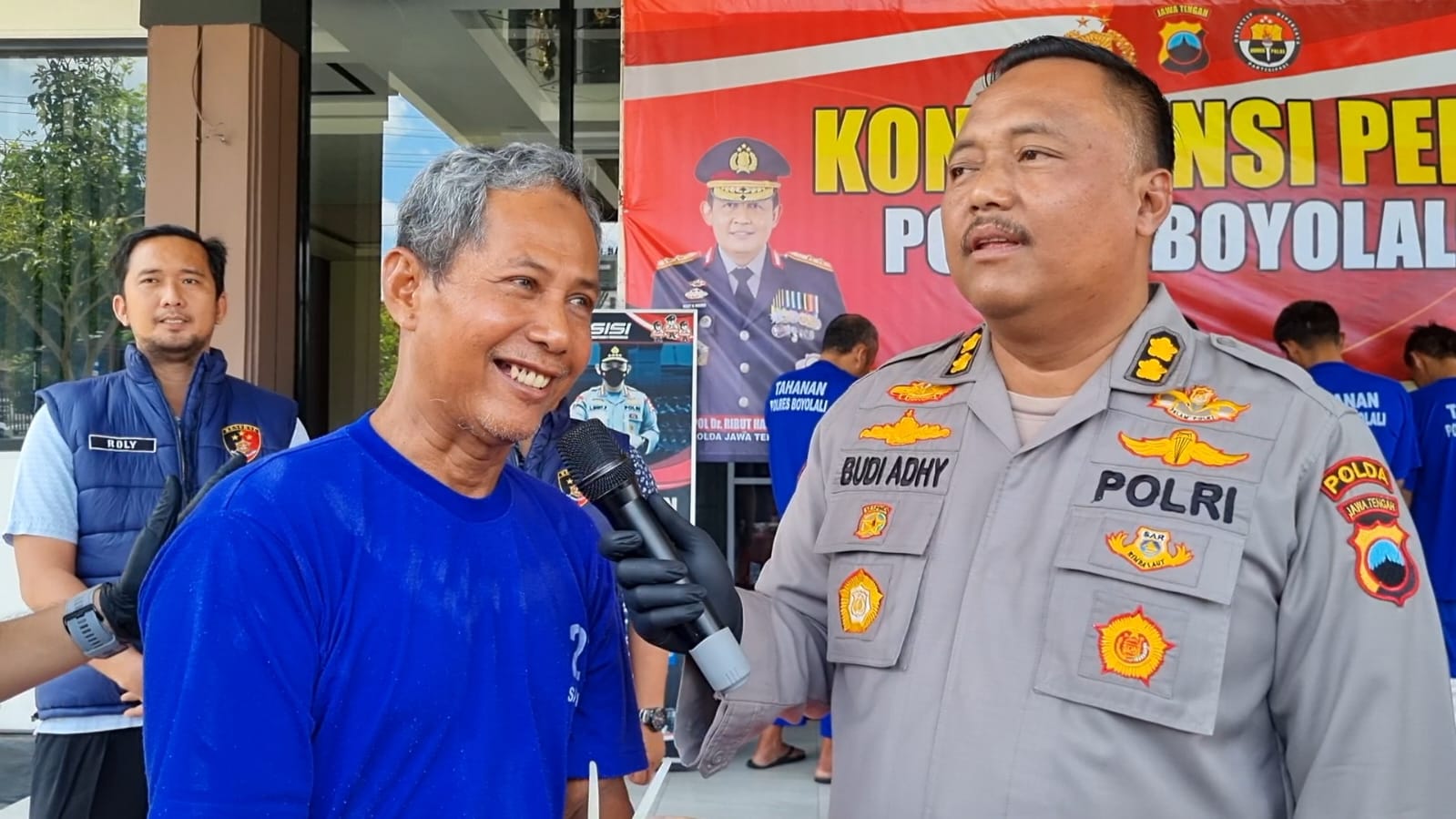 Murtafik masih bisa tersenyum saat diinterogasiPlt Kapolres Boyolali AKBP Budi Adhy Buono, Rabu (23/10/2024).