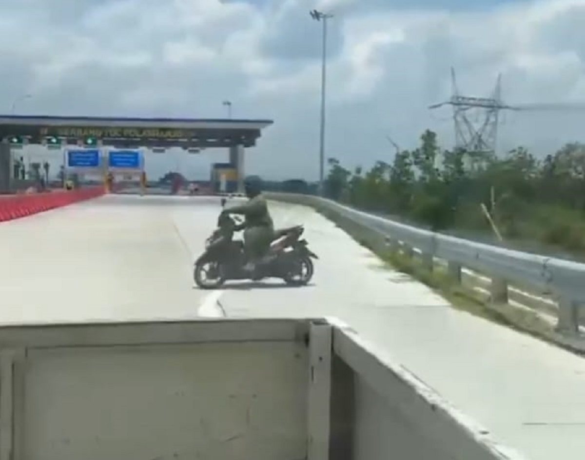 Pemotor yang kesasar dan masuk tol Solo-Yogya melalui gerbang tol Polanharjo, Klaten.