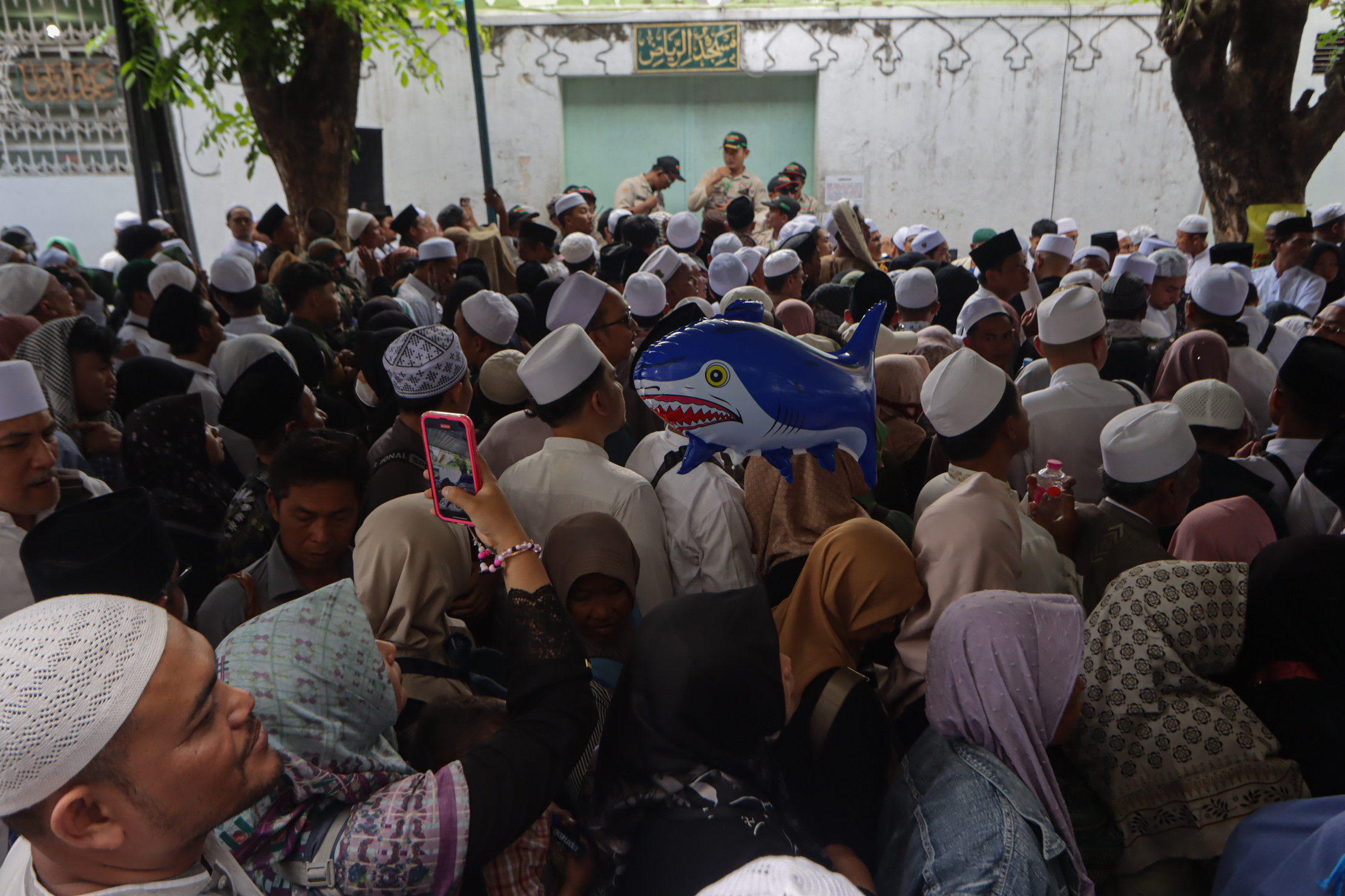 Jamaah yang menghadiri acara puncak Haul Habib Ali bin Muhammad Al Habsyi (22/10).