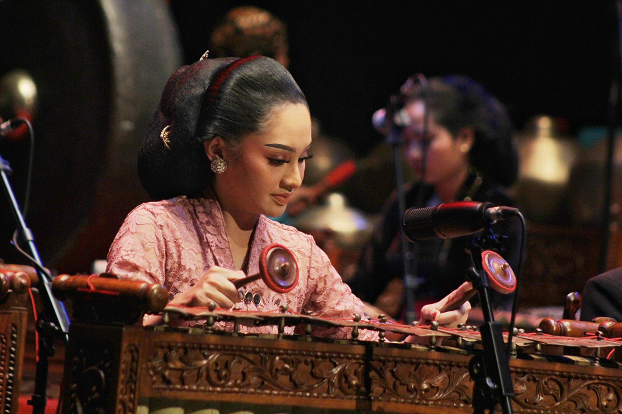 Hana Loka memainkan gamelan. (Ist)
