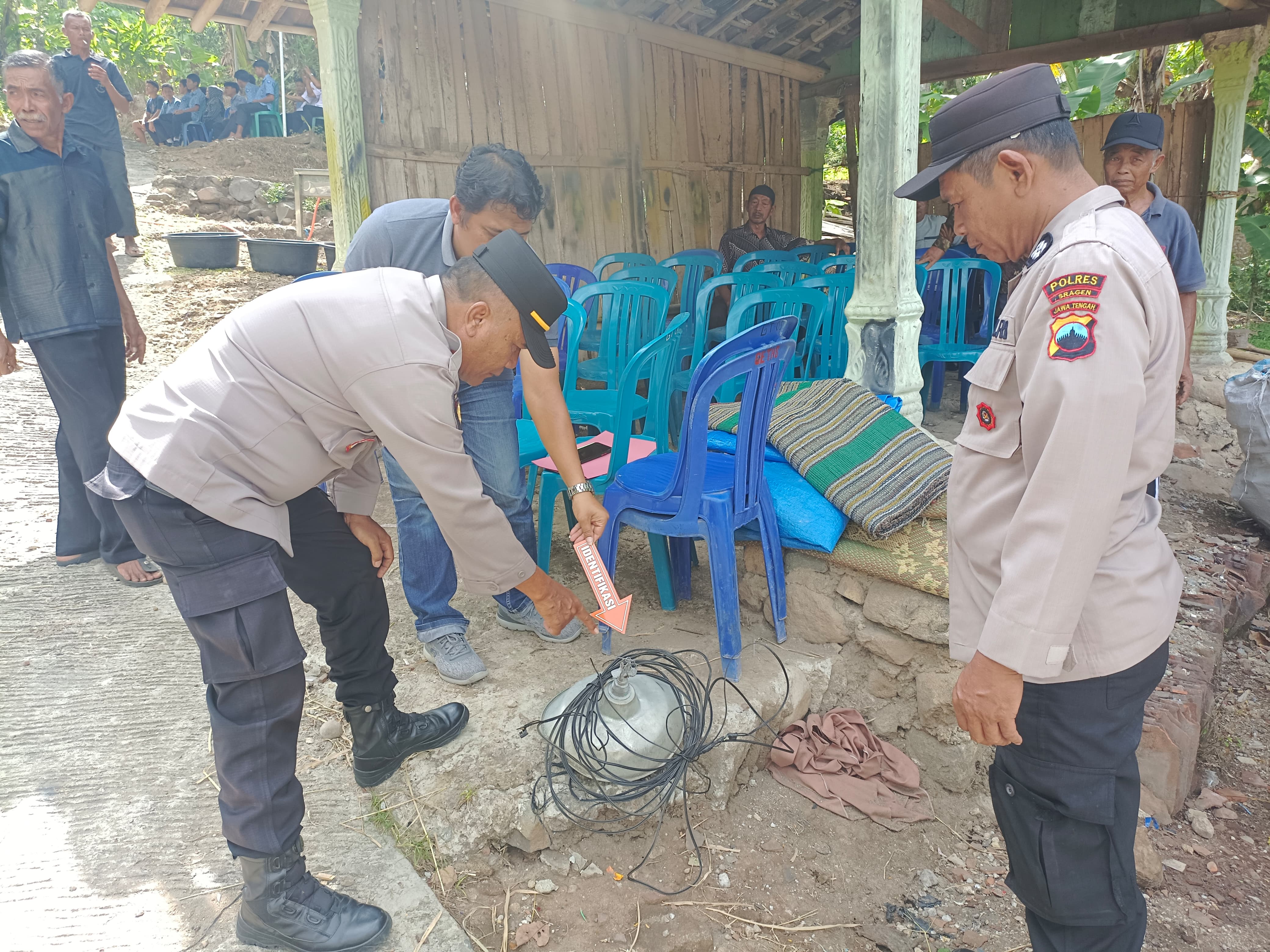 Polisi menggelar olah TKP warga tersetrum di Desa Musuk, Kecamatan Sambirejo, Kabupaten Sragen, Rabu (24/10/2024). (Ahmad Khairudin/Radar Solo)