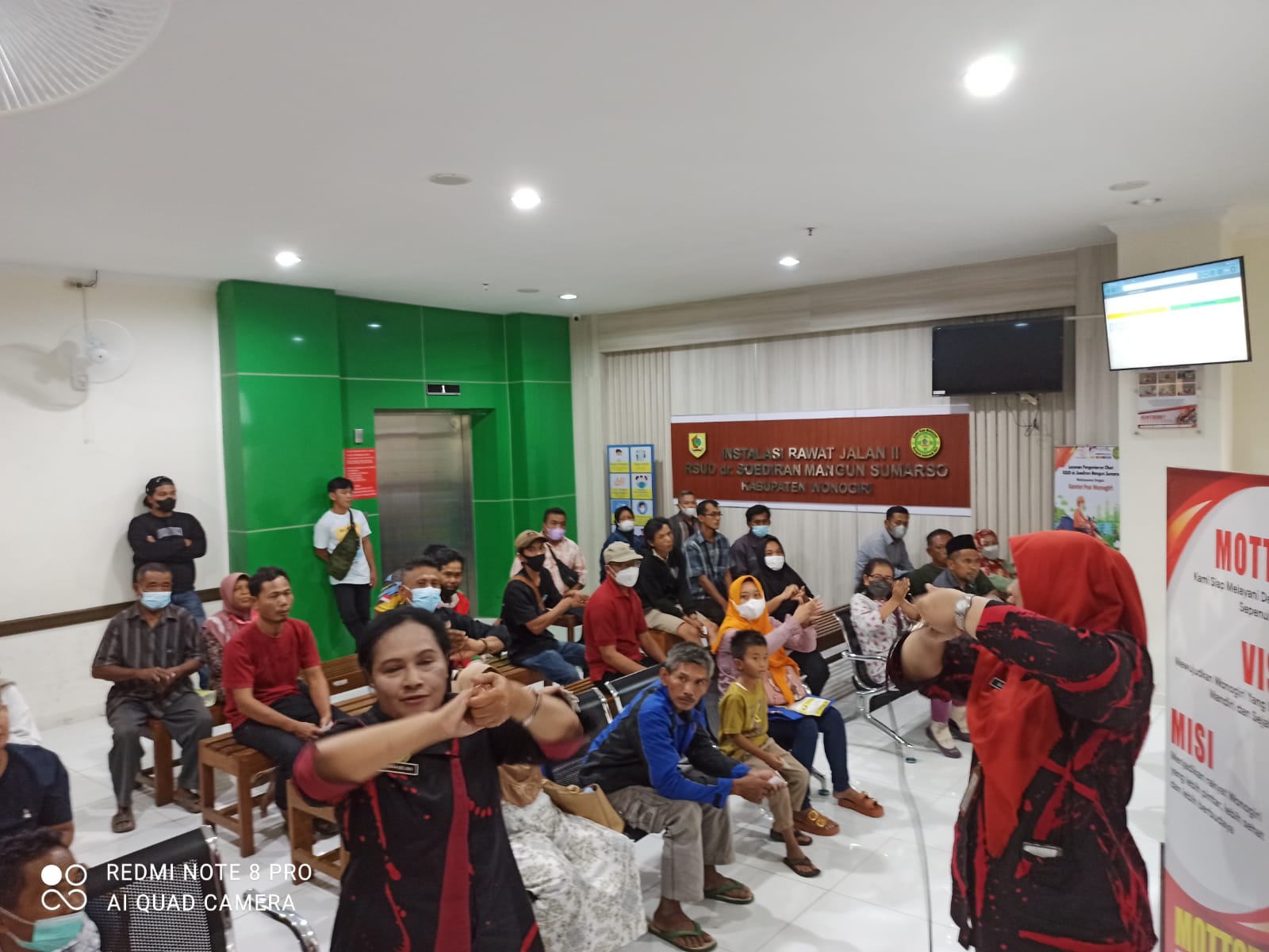Sosialisasi cara mencuci tangan yang baik dan benar oleh tim RSUD Wonogiri.