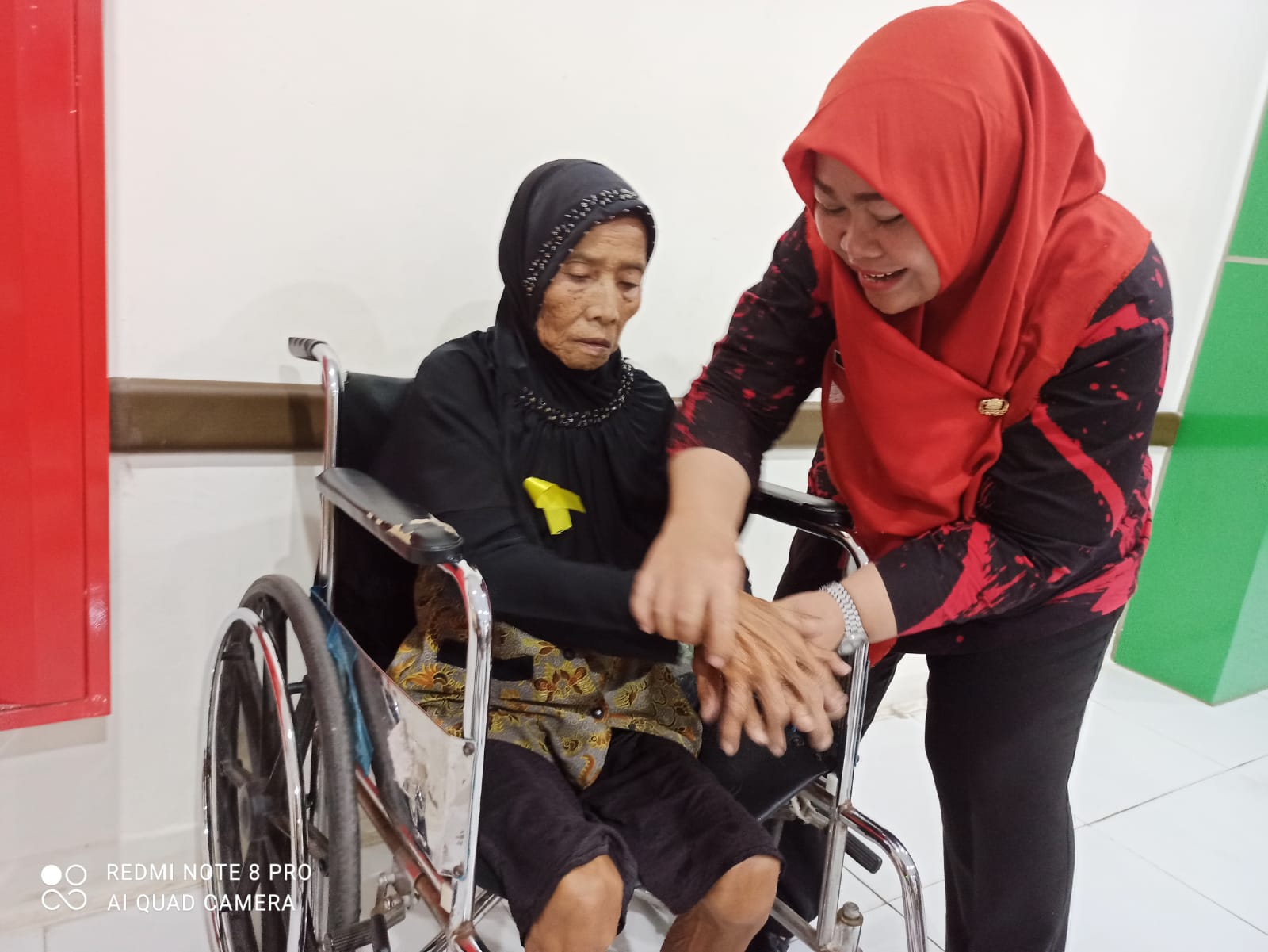 Petugas RSUD Wonogiri mengajari pasien lanjut usia cara mencuci tangan yang baik dan benar.