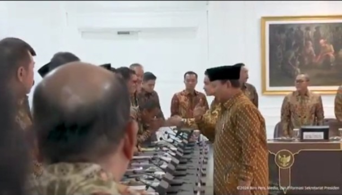 Potongan video yang memperlihatkan Menteri ESDM Bahlil Lahadalia yang menunduk dan hampir cium tangan Gibran.