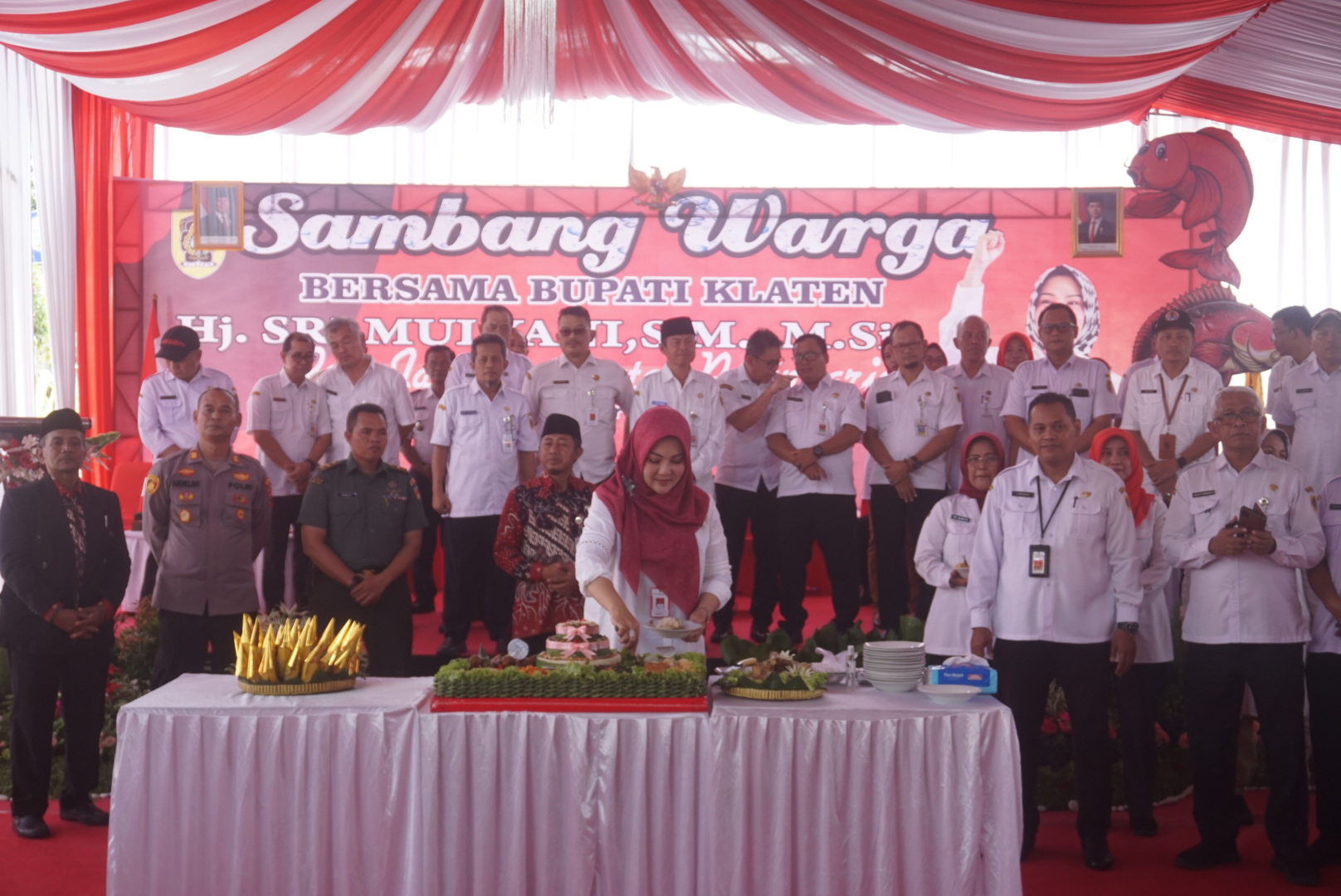 Bupati Klaten Sri Mulyani memotong tumpeng saat penutupan kegiatan Sambang Warga di Janti Park, Polanharjo, Rabu (23/10/2024). (Angga Purenda/Radar Solo)