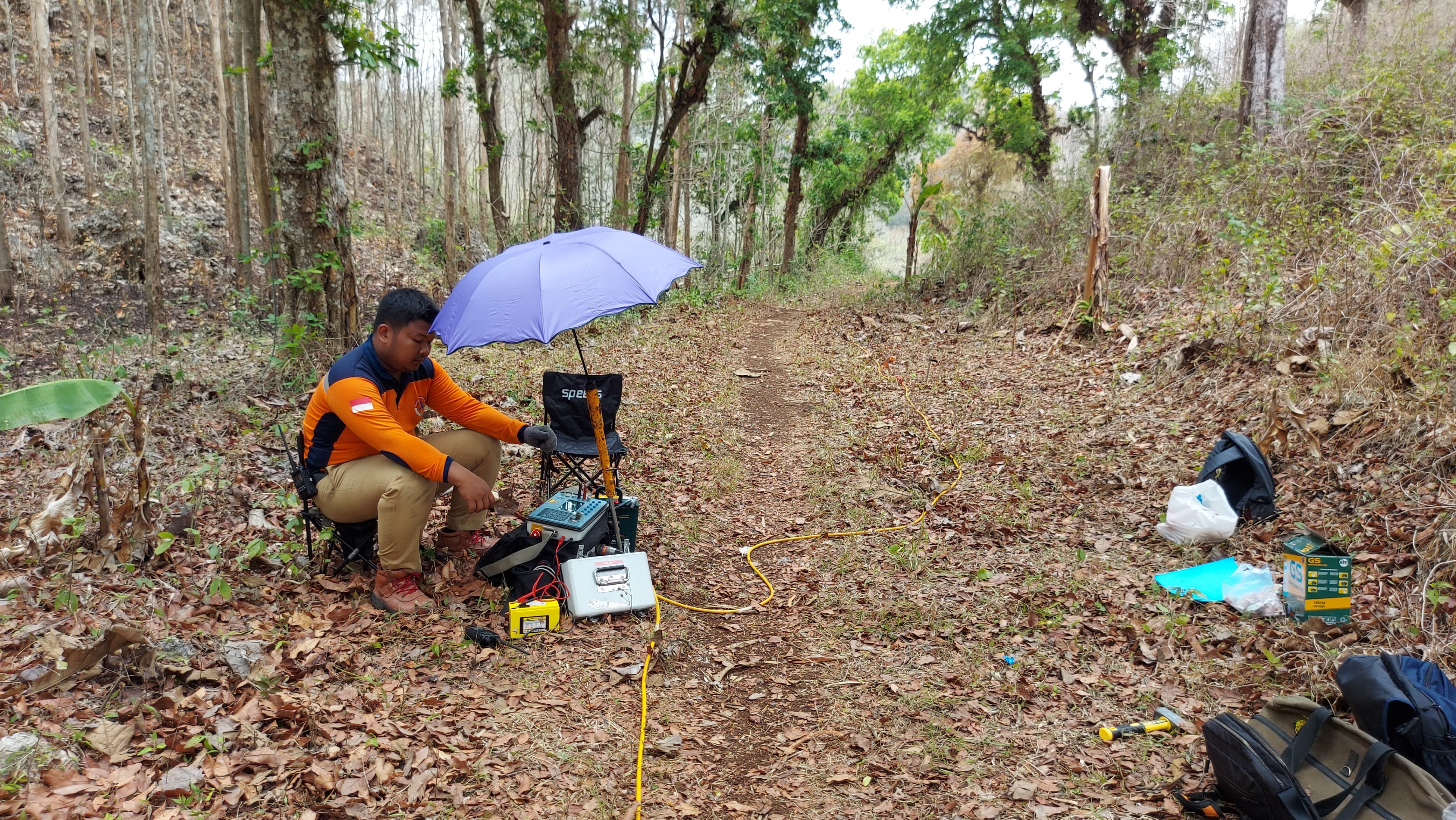 Personel BPBD Wonogiri saat survei geolistrik bersama tim Badan Geologi di wilayah Desa Bayemharjo, Giritontro baru-baru ini.