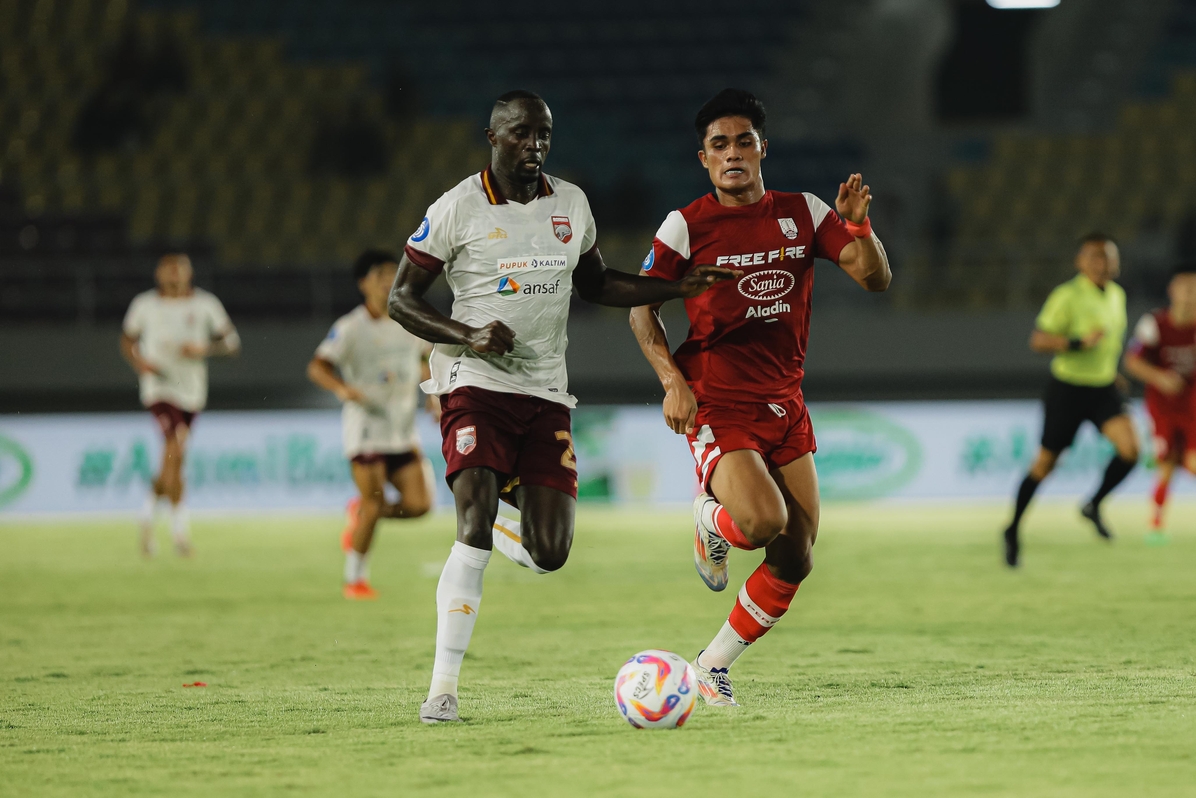 Striker Persis Solo Ramadhan Sananta (kanan) saat melawan Borneo FC di Stadion Manahan (19/10).