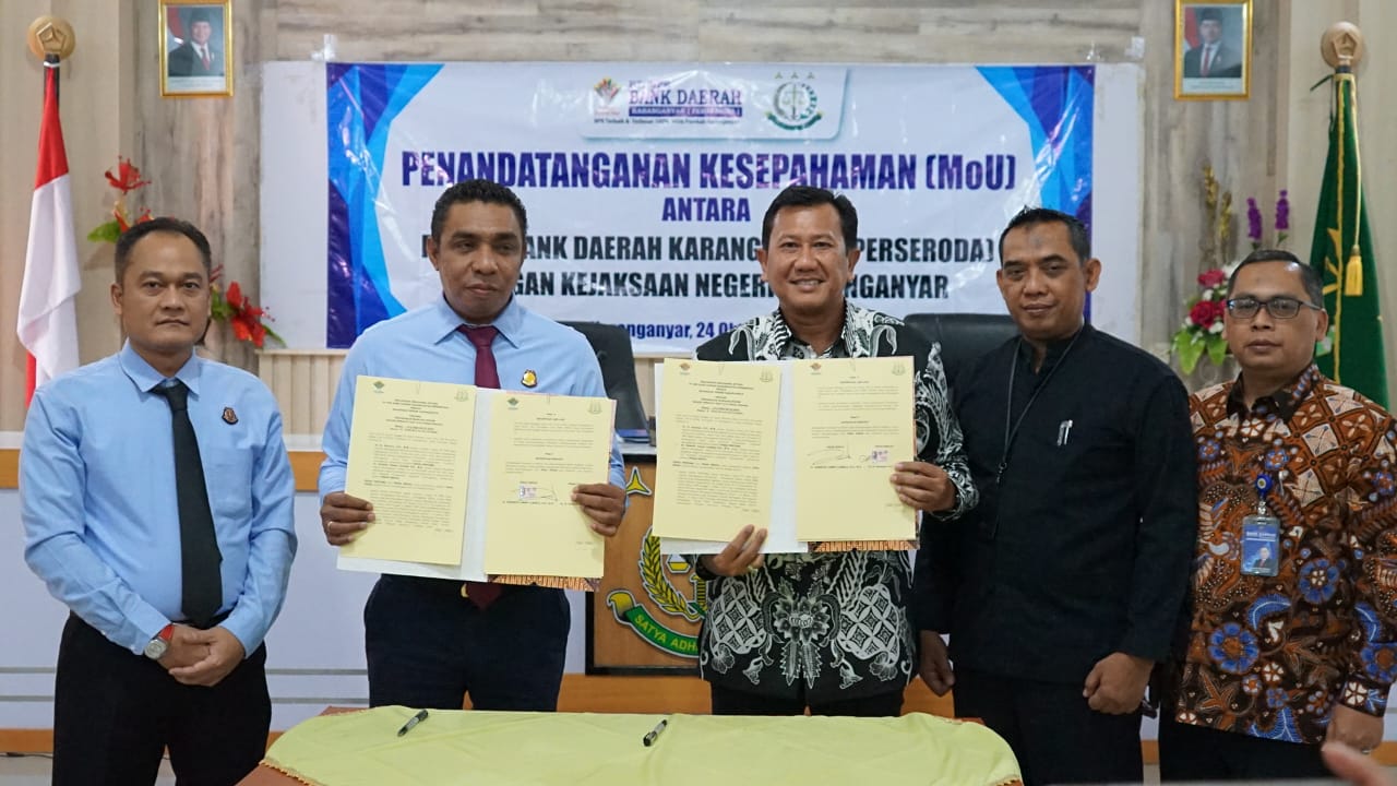 Direktur Utama PT Bank Daerah Karanganyar Haryono (tiga dari kiri) bersama Kajari Karanganyar Roberth Jimmy Lambila (dua dari kiri) tunjukkan berkas MoU. (Rudi Hartono/Radar Solo)