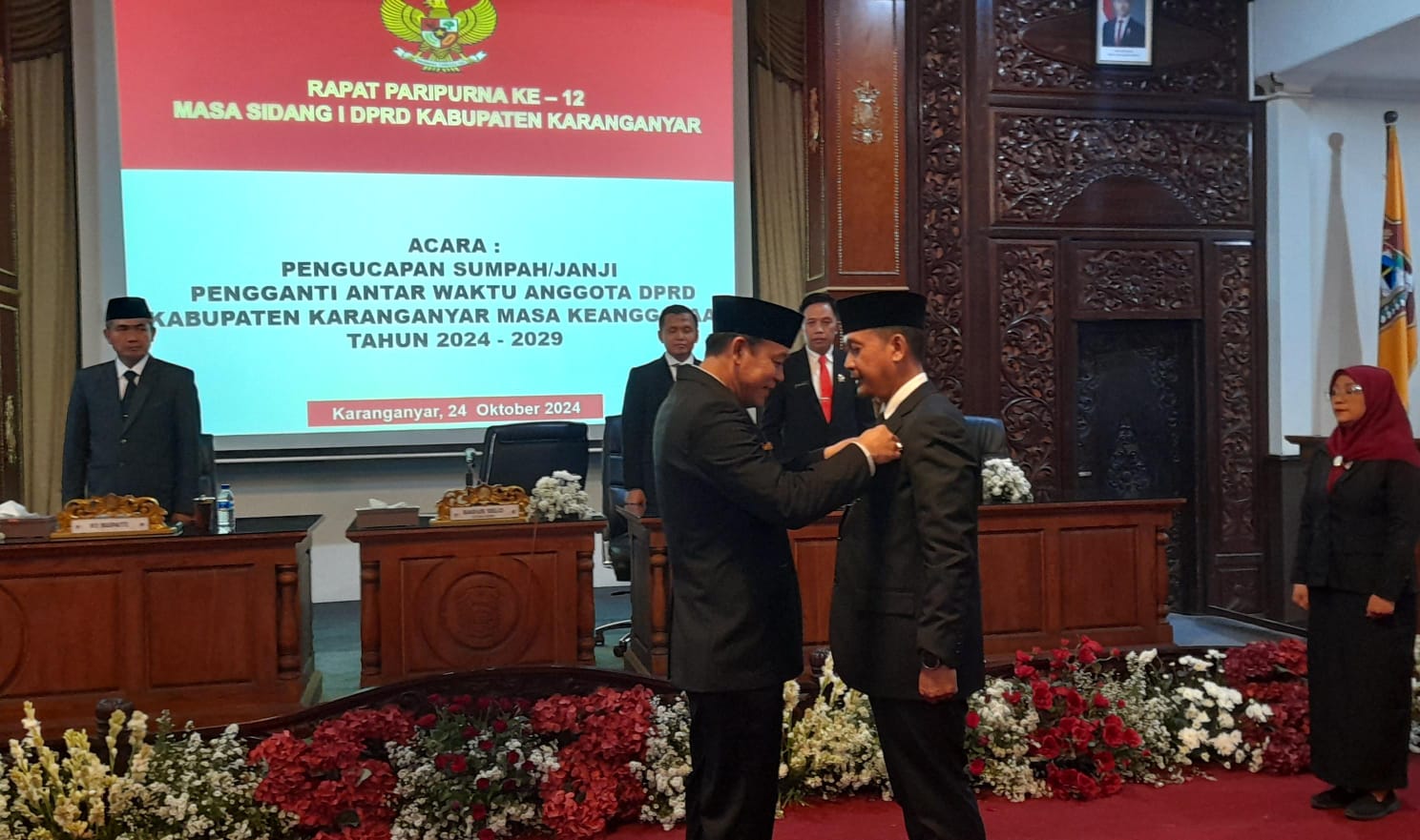Ketua DPRD Karanganyar Bagus Selo (kiri) melantik Setiawan Dibroto sebagai PAW anggota DPRD Karanganyar. (Rudi Hartono/Radar Solo)