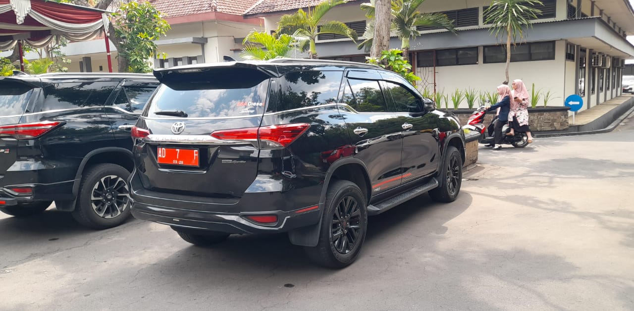 Mobil dinas pejabat Pemkab Karanganyar. Dua wakil ketua DPRD Karanganyar akan mendapat mobil dinas baru. (Rudi Hartono/Radar Solo)