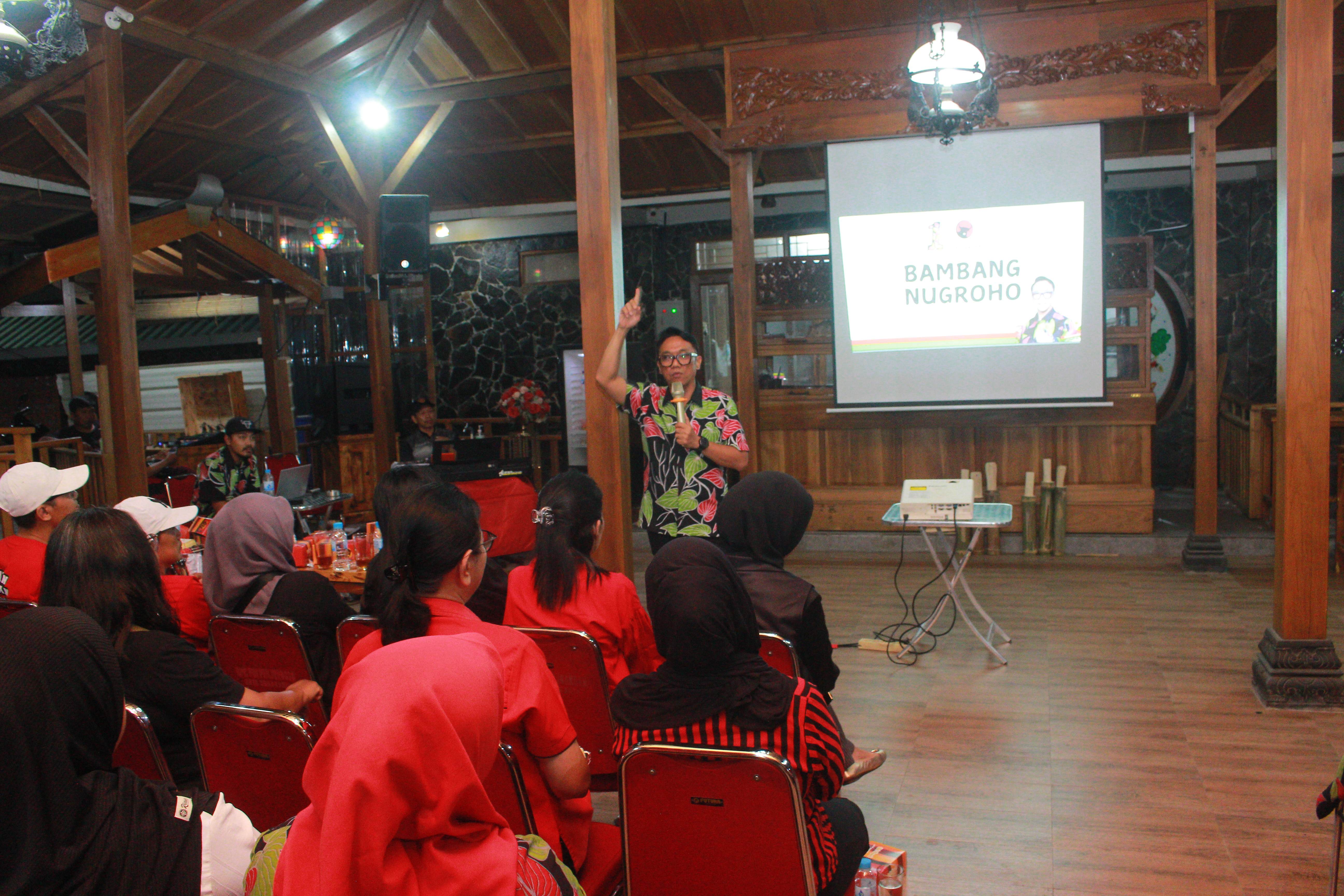 Calon Wakil Walikota nomor urut 01 Bambanv Nugroho memberikan motivasi kepada caleg ta terpilih di Girly Corner, Pucangsawit, Kamis (25/10/2024).