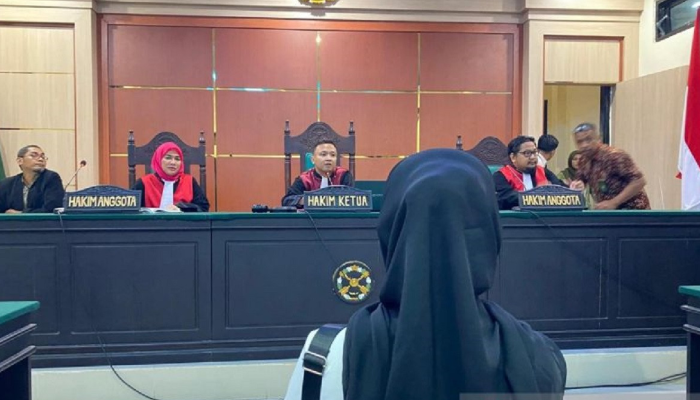 Supriyani, guru honorer SDN 4 Baito saat menjalani sidang di Pengadilan Negeri Andoolo, Konawe Selatan, atas tuduhan dugaan penganiayaan terhadap siswa.