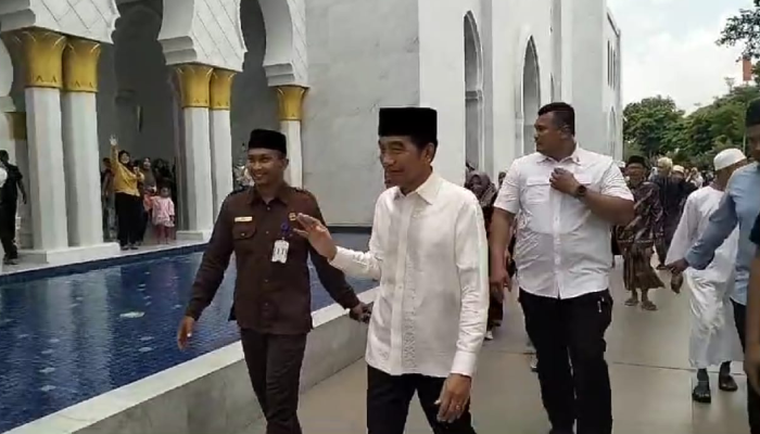 Jokowi saat berada di Masjid Raya Sheikh Zayed Solo, untuk menunaikan sholat Jumat (25/10).