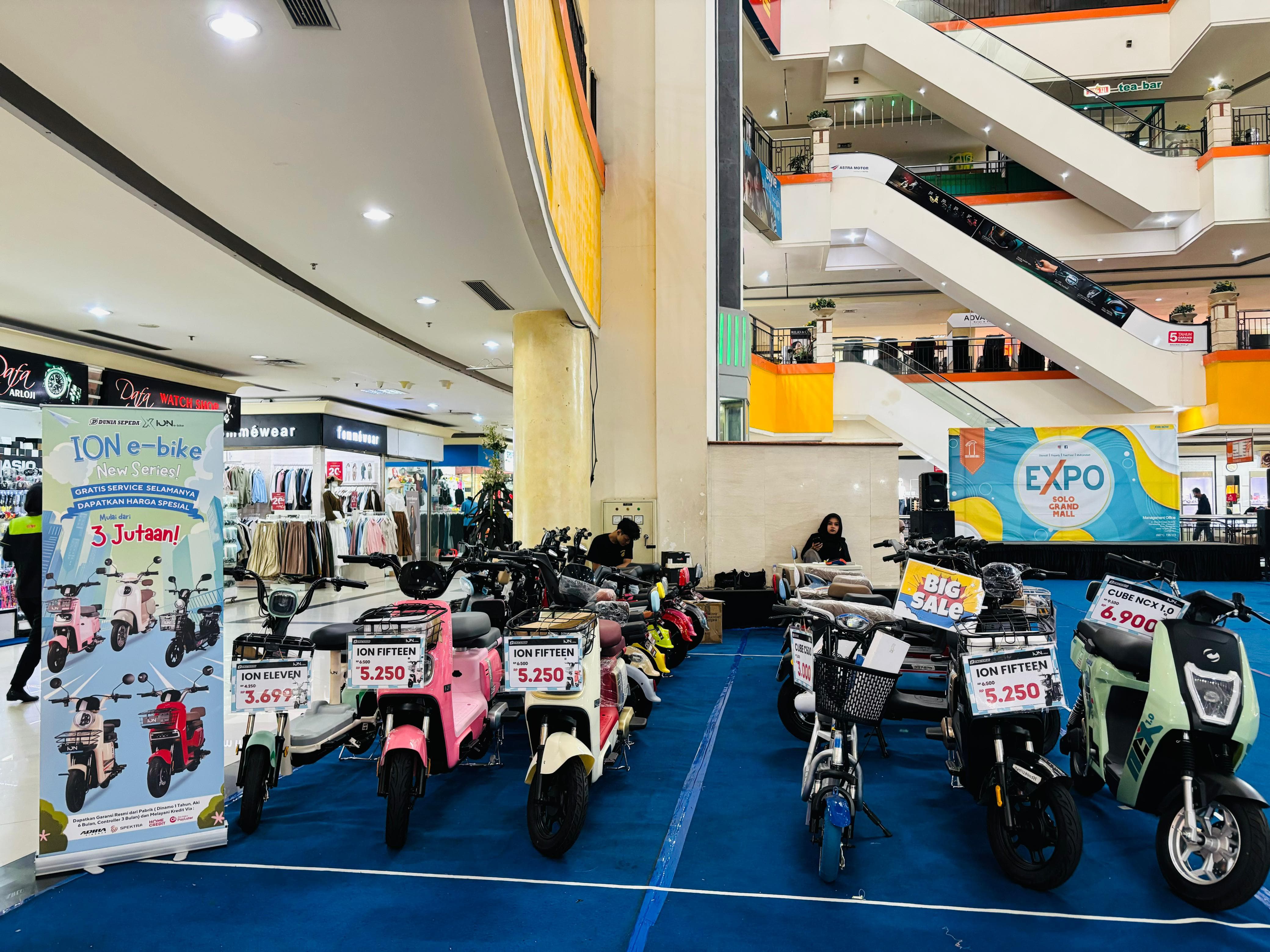 Pameran Otomotif di Solo Grand Mall.