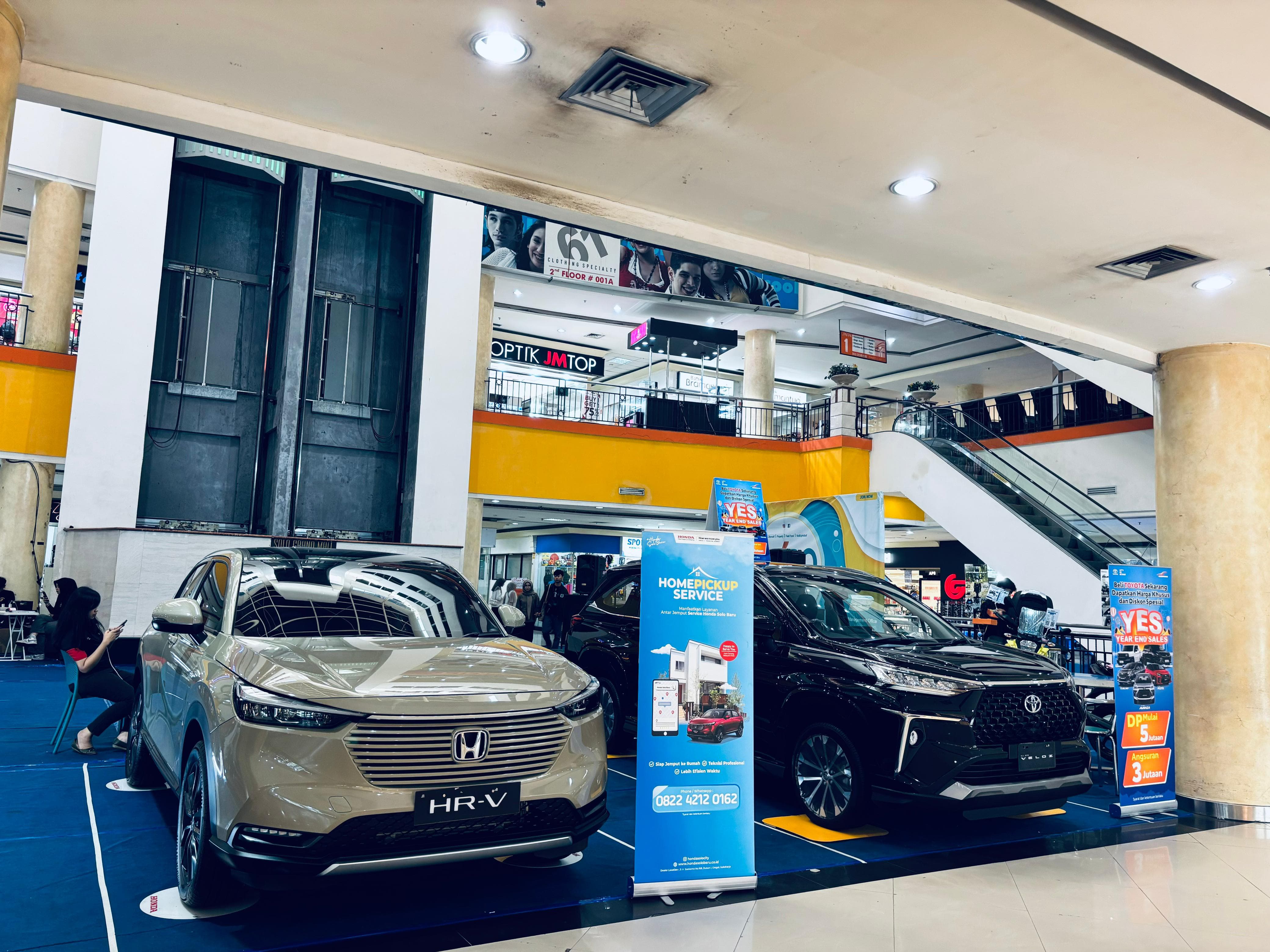 Pameran Otomotif di Solo Grand Mall.