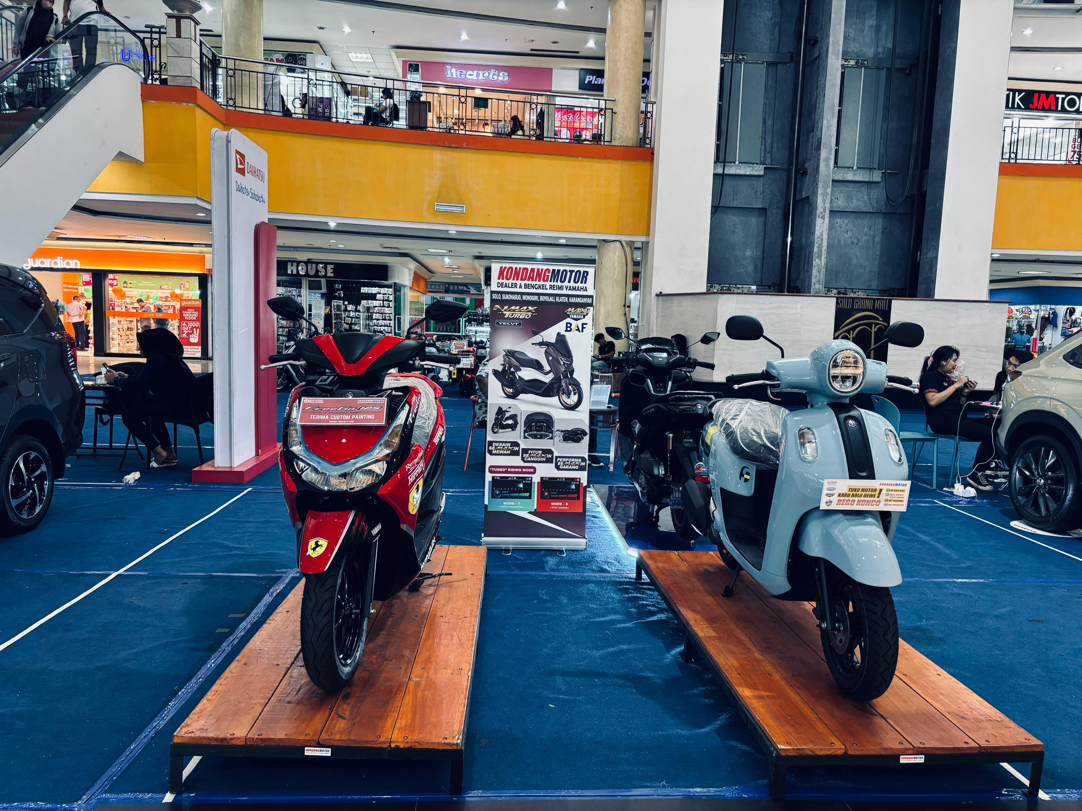 Pameran Otomotif di Solo Grand Mall.