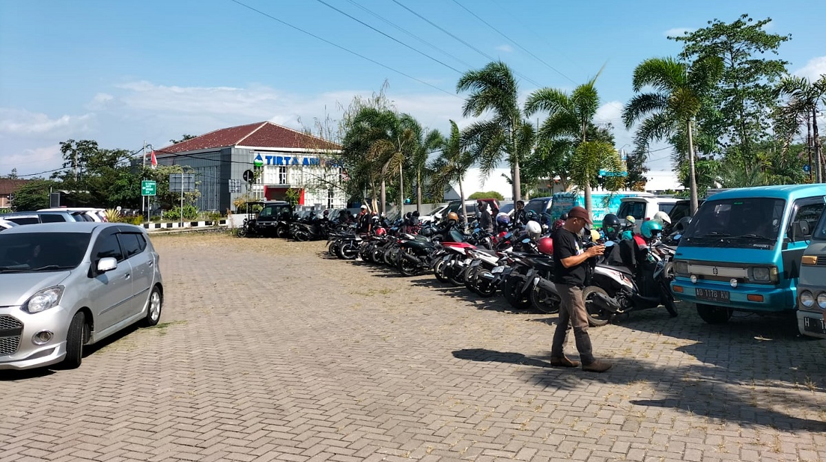 Roda 4 dan roda 2 milik pengunjung parkir di kawasan Alun-alun Lor Boyolali dalam acara Boyolali Fest Tourism, Jumat (25/10/2024).