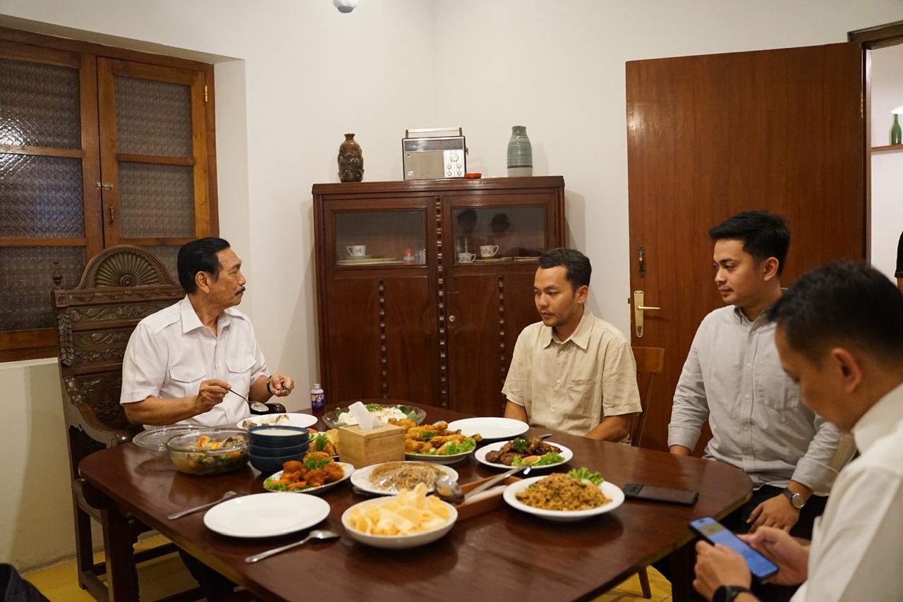 Calon Walikota Solo Respati Ardi santap siang bersama penasihat khusus presiden bidang investasi Luhut Binsar Pandjaitan, Minggu (20/10/2024).