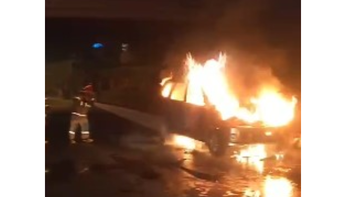 Petugas Damkar Solo saat berupaya memadamkan api yang membakar mobil Toyota Avanza di underpass Viaduk Gilingan, Sabtu (26/10).