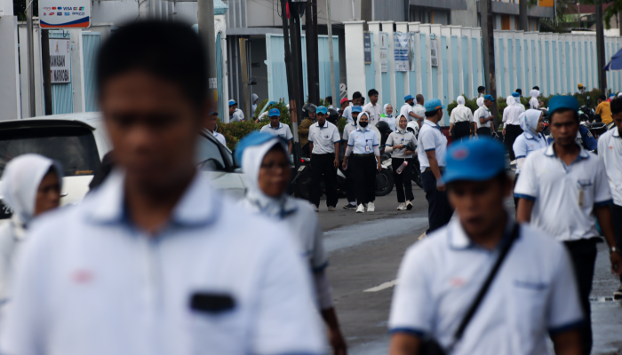 Karyawan PT Sritex saat pulang dari pabrik di Sukoharjo.