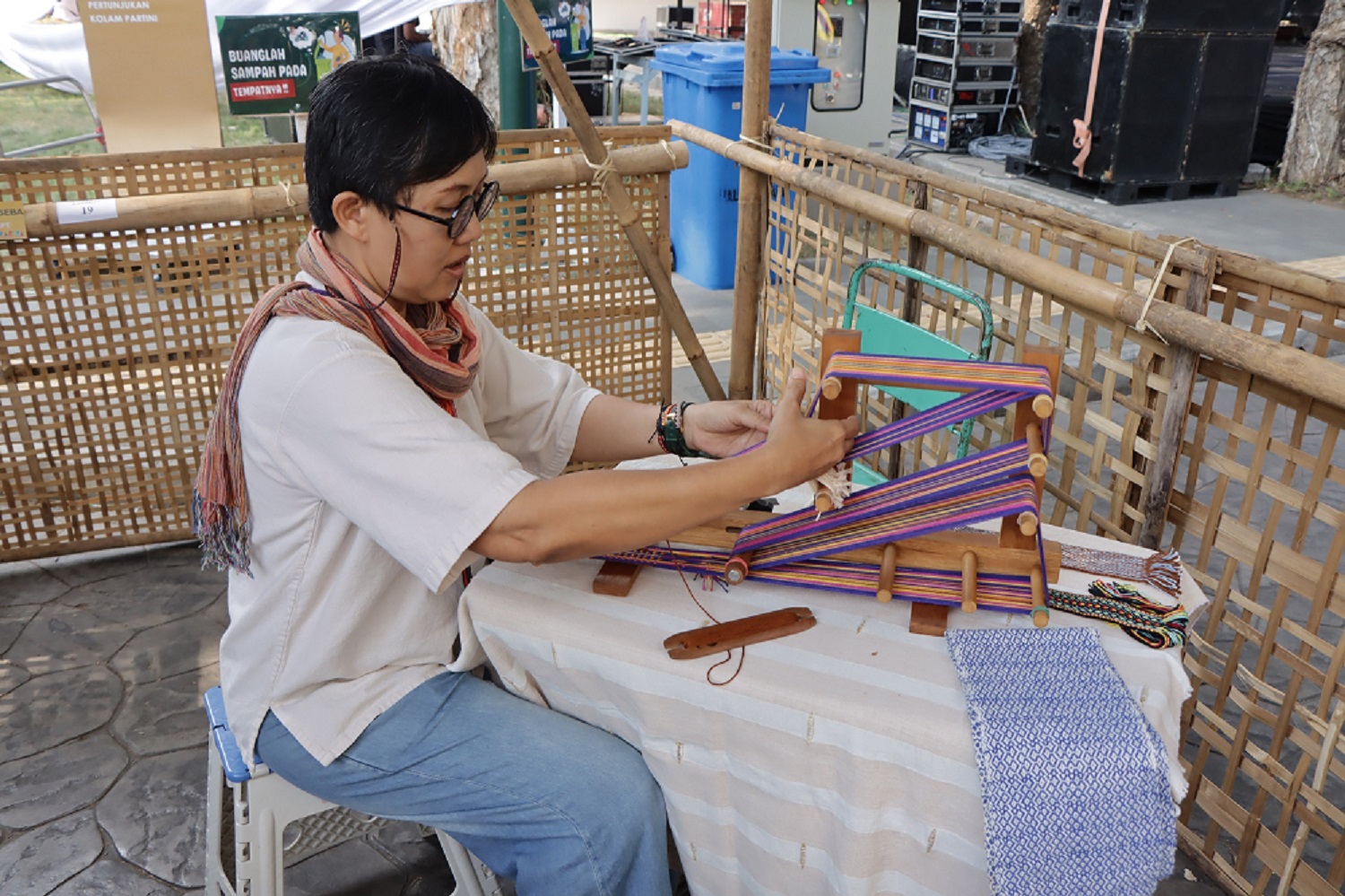 Anastasia Kartika sedang menenum benang dengan mesin tekun karya sendiri. (Arief Budiman/Radar Solo)